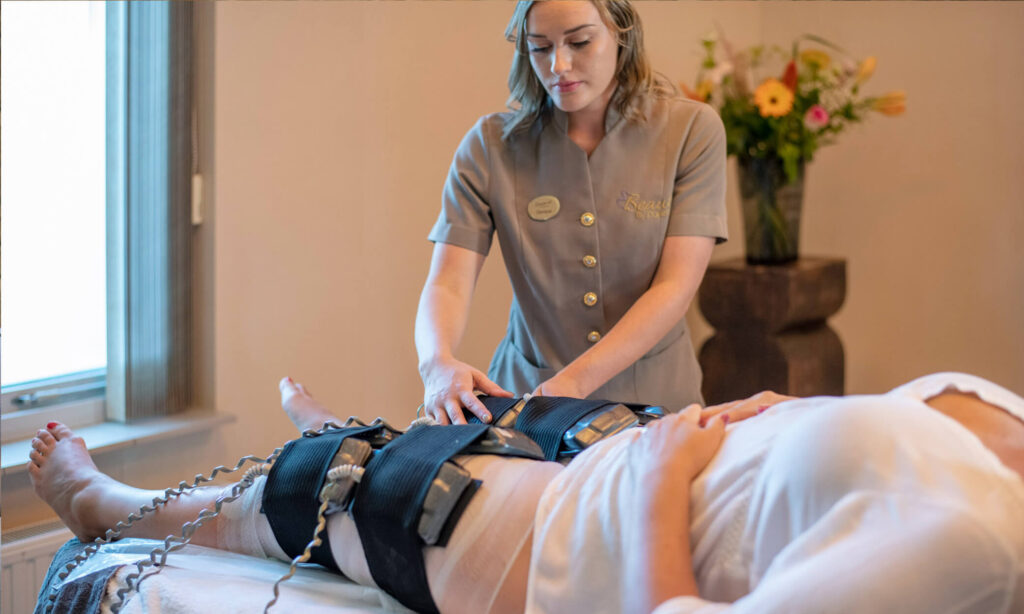 Ultra body shaping aanbrengen van de pads op de onderbenen van een vrouw