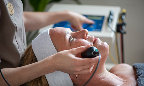 Beautytec Sim apparaat wordt ingesteld door de huidspecialist