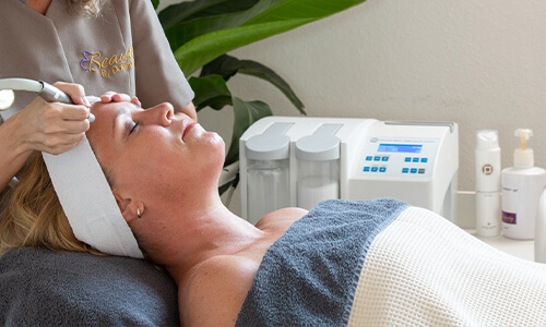Microdermabrasie voor een mechanische peeling