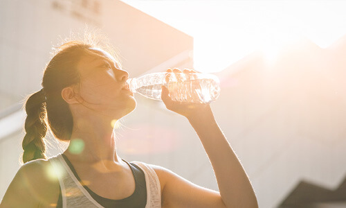 Je onderkin verminderen doormiddel van jezelf goed te hydrateren