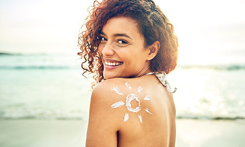 Ouderdomsvlekken voorkomen met een hoge factor zonnebrandcrème
