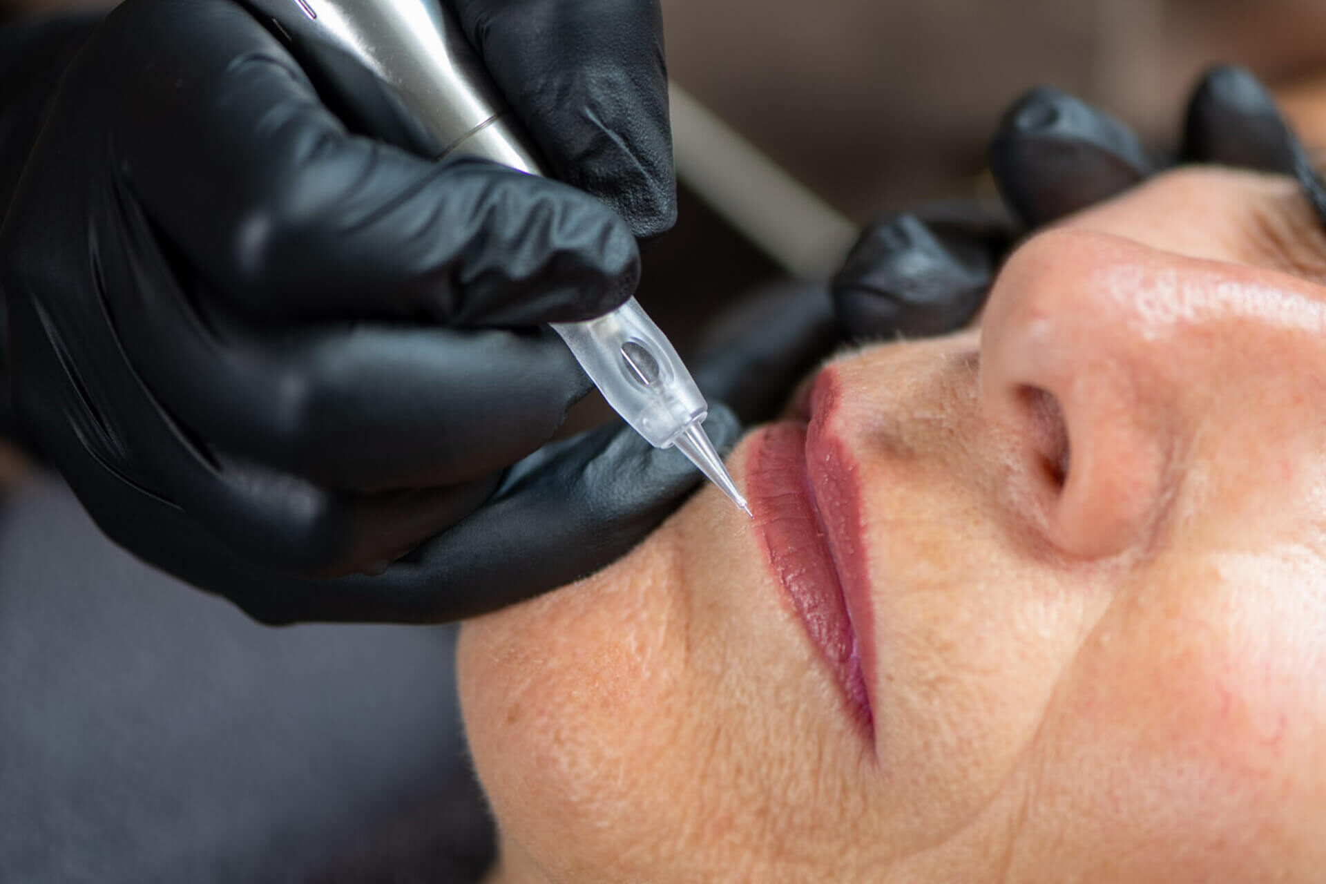 Permanente make up PMU lipliner aanbrengen op de lippen