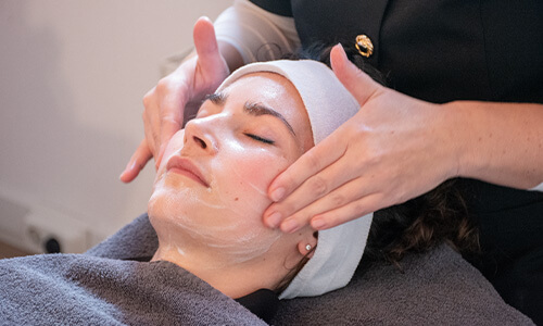 Inmasseren van de crème tijdens een basis behandeling