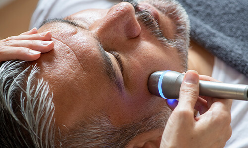 Microdermabrasie ultra voor het inmasseren van serum