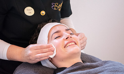Het reinigen van de huid met een masker